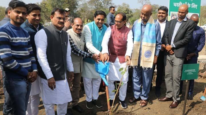 मुख्यमंत्री श्री चौहान के साथ तंजानिया के प्रतिनिधि-मंडल ने पौध-रोपण किया